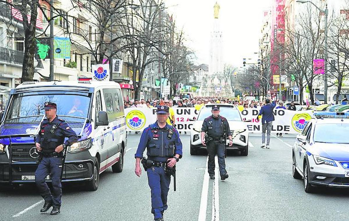 Manifestación de ertzainas por la Gran Vía de Bilbao.