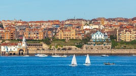 Vista desde el mar de la localidad de Getxo.