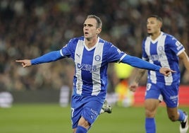 Kike García celebra uno de sus tres goles contra el Betis.