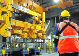 Un operario maneja una máquina de precisión en una planta de Sidenor.