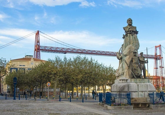 Uno de los principales reclamos de la localidad es el Puente Colgante, declarado Patrimonio de la Humanidad por la Unesco en 2006.