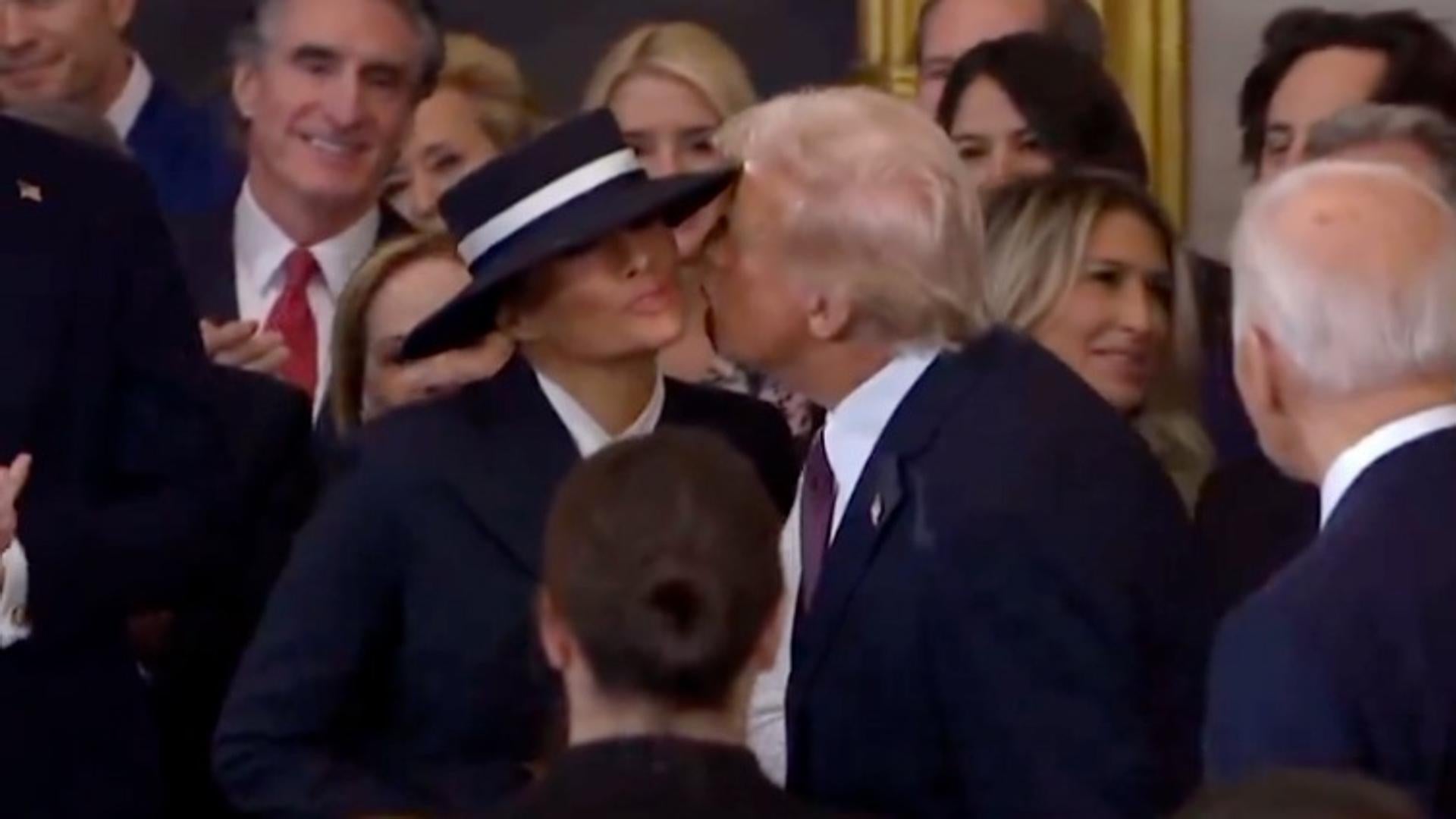 El 'no beso' de Trump a su esposa Melania en la ceremonia | El Correo