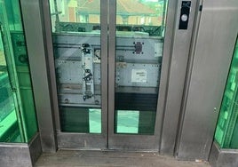 El ascensor de la calle Aragón tuvo que ser reparado en mayo por actos vandálicos.