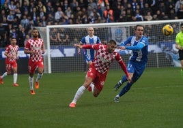 Kike García pugna con David López durante el duelo ante el Girona.