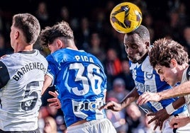 Diarra se eleva para despejar de cabeza en el duelo directo contra el Valencia, en el que se le escapó la victoria en el descuento.