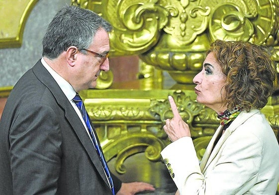 El portavoz del PNV en el Congreso, Aitor Esteban, charla con la vicepresidenta primera, María Jesús Montero.