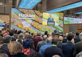 El consejero Hurtado inaugura el stand de Euskadi en la feria de turismo de Madrid.