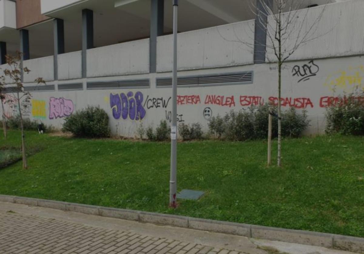 El Ayuntamiento de Erandio ordena a unos vecinos limpiar las pintadas en su fachada