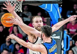 Hlinason niega el acceso a la pintura a Brizuela, en el partido entre el Barça y el Bilbao Basket.