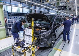 Trabajadores de Mercedes-Benz en la fábrica de Vitoria.