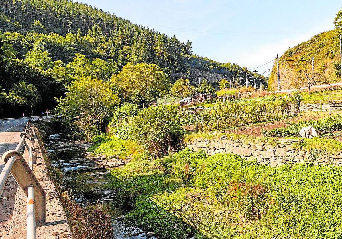 El bidegorri transcurrirá paralelo al río, en el límite de territorios, y en el lado contrario a la actual acera de paso.