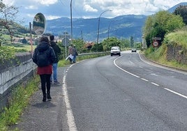 Vecinos caminan por el arcén, que en algunos tramos de la BI-734 es prácticamente inexistente.