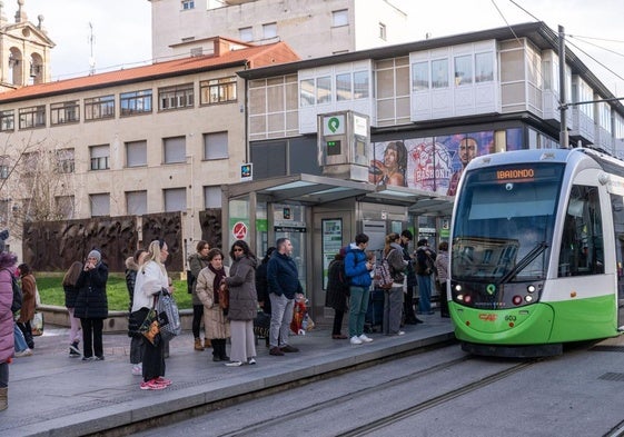 Pasajeros esperando en la parada de tranvia.