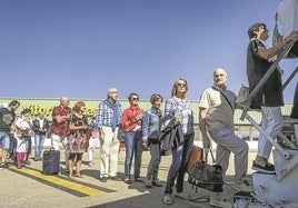 Pasajeros acceden a un avión en una anterior operativa en el aeropuerto de Vitoria.