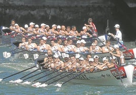 Zierbena, Donostiarra y Urdaibai navegan a escasos metros intentando escapar del empuje de la corriente en aguas de la ría bilbaína.