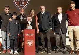 Representantes del Athletic y participantes en otras ediciones junto al trofeo de la AC Cup.