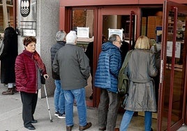 Un grupo de pensionistas accede a las oficinas de la Hacienda de Gipuzkoa para presentar la reclamación y exigir la devolución en el IRPF.