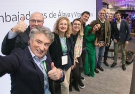 Joseba Fiestras, Cristina González y María Nanclares con los nuevos embajadores en FITUR.