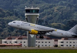 Un avión de Vueling despega por la pista del aeropuerto de Bilbao.