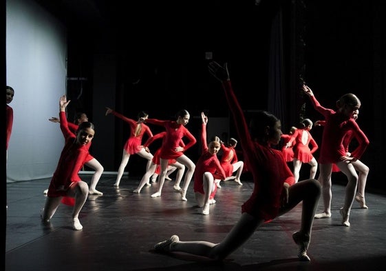 Un grupo de bailarinas calienta este viernes en la Sala BBK antes de acutar en Developpe Dantza.