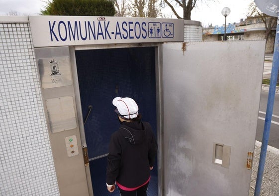 Un baño público de Vitoria.