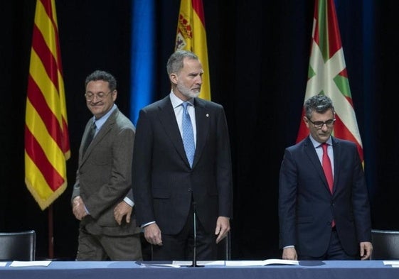 Felipe VI, acompañado por el fiscal general del Estado, Álvaro García Ortiz, y el ministro de Justicia, Félix Bolaños, en la entrega de despachos a los nuevos jueces.