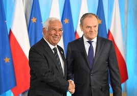 El primer ministro polaco, Donald Tusk (derecha), junto al presidente del Consejo Europeo, Antonio Costa, al empezar su presidencia rotatoria de la UE.