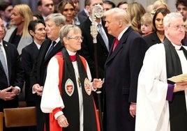 Donald Trump junto a la reverenda Mariann Edgar Budde en la Catedral Nacional de Washington.