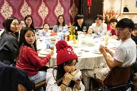 Una familia de tres generaciones celebra el Año Nuevo chino en el restaurante Tamaya de Bilbao.