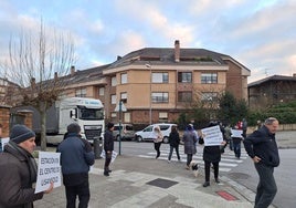 Vecinos impiden el paso de un camión por un cruce de Usansolo.