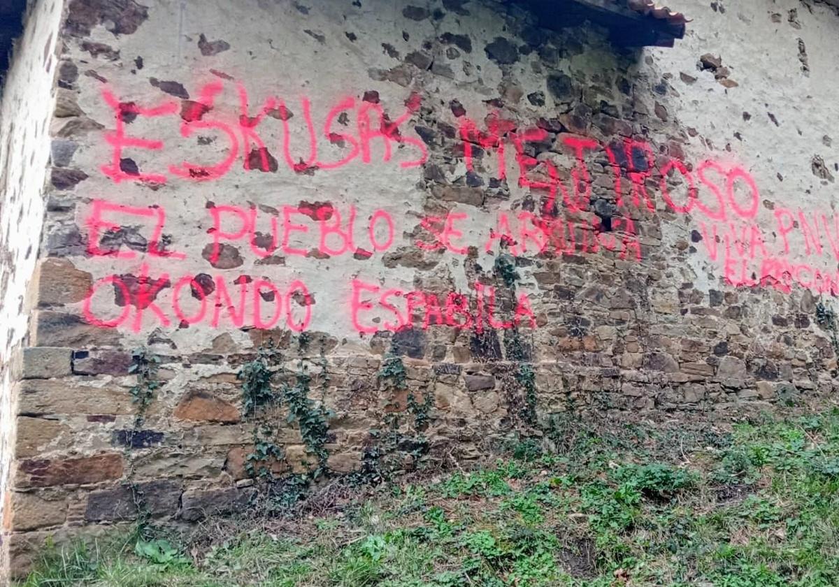 Pintadas aparecidas esta mañana en la ermita de San Sebastián de Okondo.