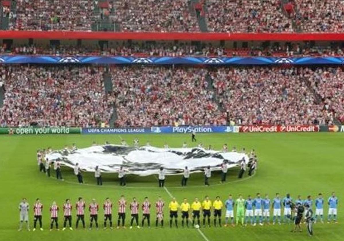 Suena el himno de la Champions en San Mamés antes del partido ante el Nápoles, que supuso la clasificación para la fase de grupos.