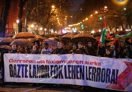 La manifestación ha recorrido el centro de Bilbao bajo la lluvia.