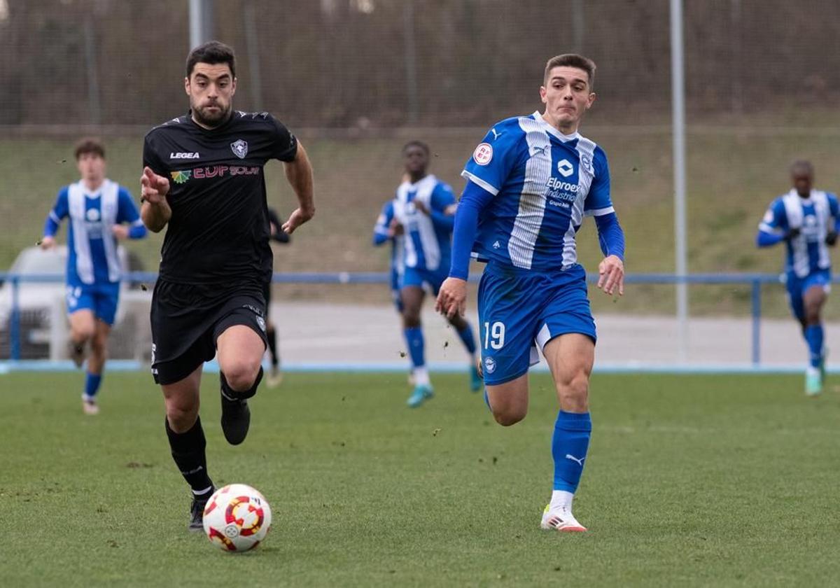 Berasalucze se hace con el balón ante un jugador alavesista.