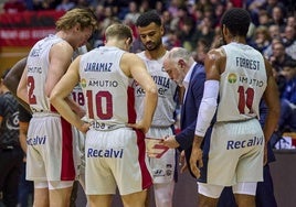 Pablo Laso hace corrillo con sus jugadores durante una pausa de juego en Girona.