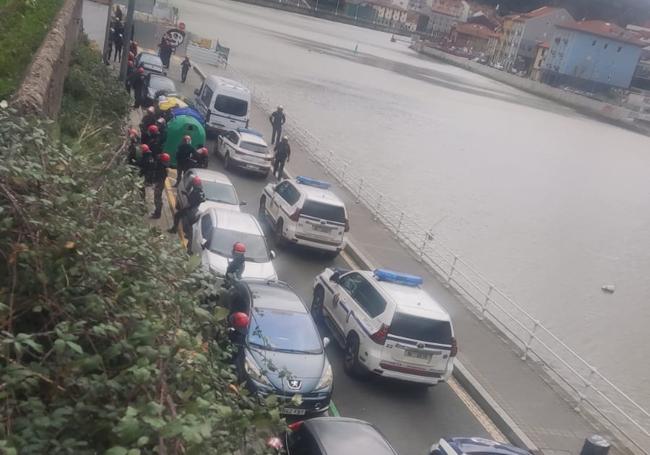 Agentes de la Ertzaintza durante la intervención en Olabeaga.