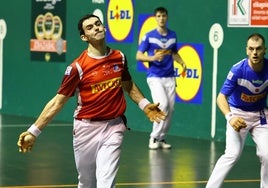 Altuna III golpea una pelota con la derecha ante la mirada de Laso.