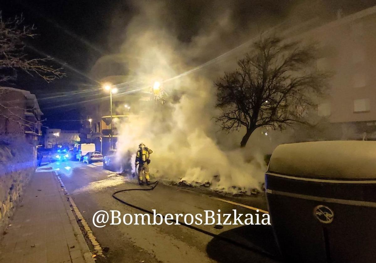 Los Bomberos trabajan en la zona de Getxo afectada por el incendio de contenedores.