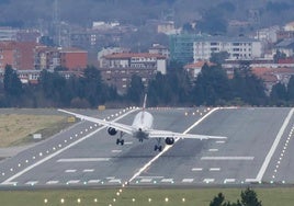 Un avión de Brussels Airlines, procedente de Bruselas, en el momento en el que frustra su aterrizaje y pone rumbo hacia Vitoria. En el vídeo, imágenes de Bilbao y los desperfectos causados por el viento..