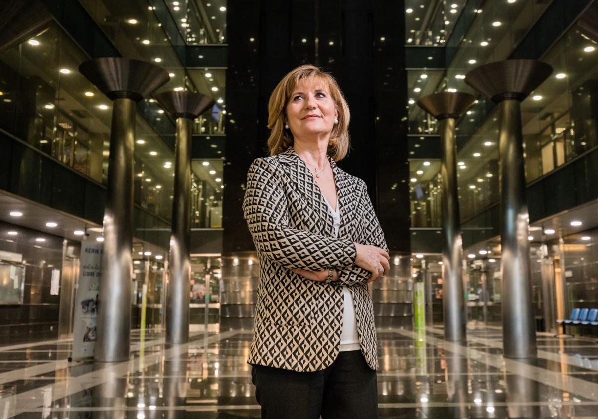 La presidenta saliente de la Audiencia Provincial de Álava, Mercedes Guerrero, en el vestíbulo principal del Palacio de Justicia.