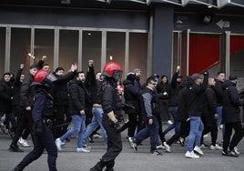 Ultras del Leganés escoltados por la Ertzaintza en su entrada a San Mamés