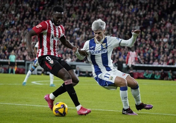 Iñaki Williams peleando un balón con Juan Cruz.