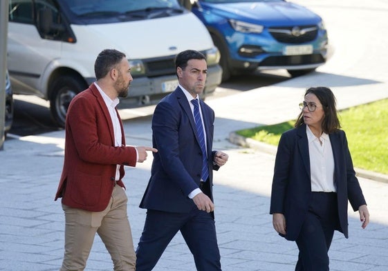 El consejero de Vivienda, Denis Itxaso, junto al lehendakari y la alcaldesa de Getxo, Amaia Agirre, durante la visita a una de las promociones ubicadas en la localidad.