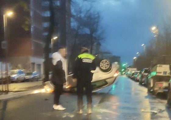 Un policía local interroga al conductor de un coche en un accidente anterior a los hechos de esta noticia.