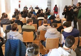 Los trabajadores, reunidos en la primera asamblea de este lunes.