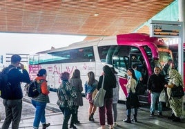 Usuarios de un autobús de Alavabus.