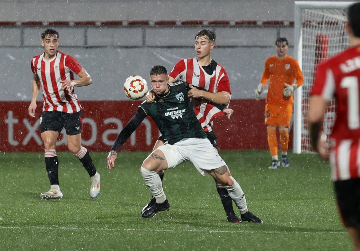 Diego Aznar pugna por un balón con Jon de Luis en el Bilbao Athletic-Sestao River.