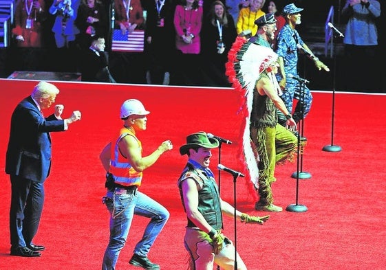 Donald Trump se mueve al ritmo de la música de Village People en Washington.