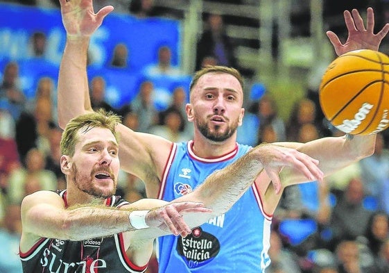 Zoran Dragic busca líneas de pase en el partido del sábado en Lugo.