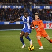 Moussa Diarra frena el avance de un atacante del Celta.